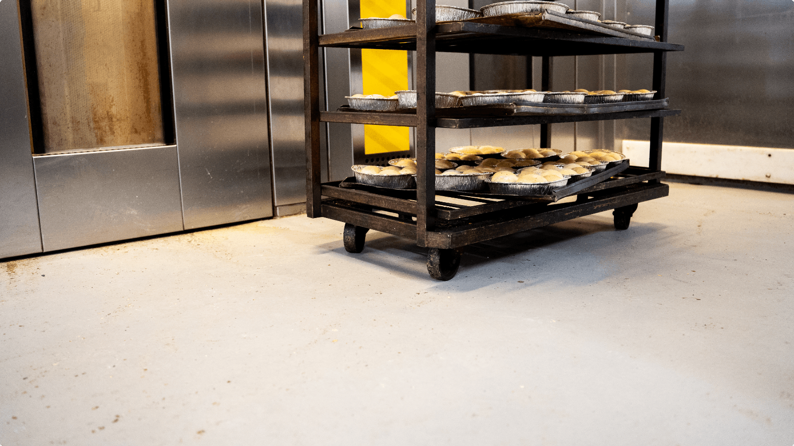 DuraQuartz Troffelvloer van Smit Vloeren bij de ovens in de bakkerij van Echte bakker Van der Veer