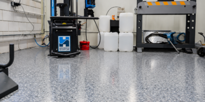 Slijtvaste gietvloer in garagewerkplaats Gietvloer in garage met Hofmann Megaplan apparatuur en jerrycans