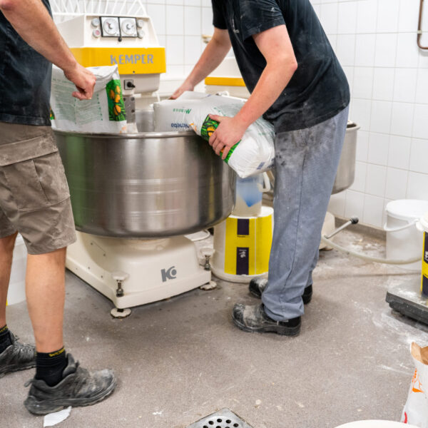 Naadloze gietvloer in een bakkerij bij de deegmixer