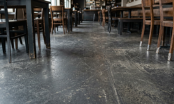 Krassen op een versleten restaurantvloer