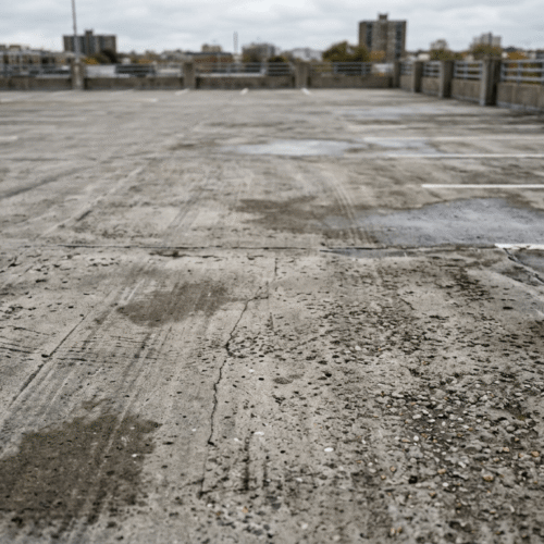 Parkeerdek beton Onbeschermd beton op een parkeerdek met slijtage
