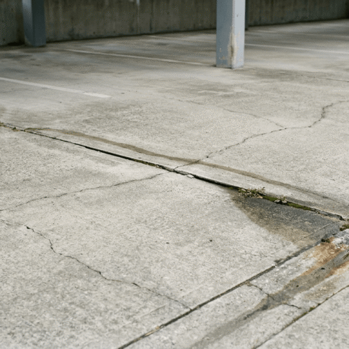 Scheuren parkeerdek Scheuren en open naden in een parkeerdek