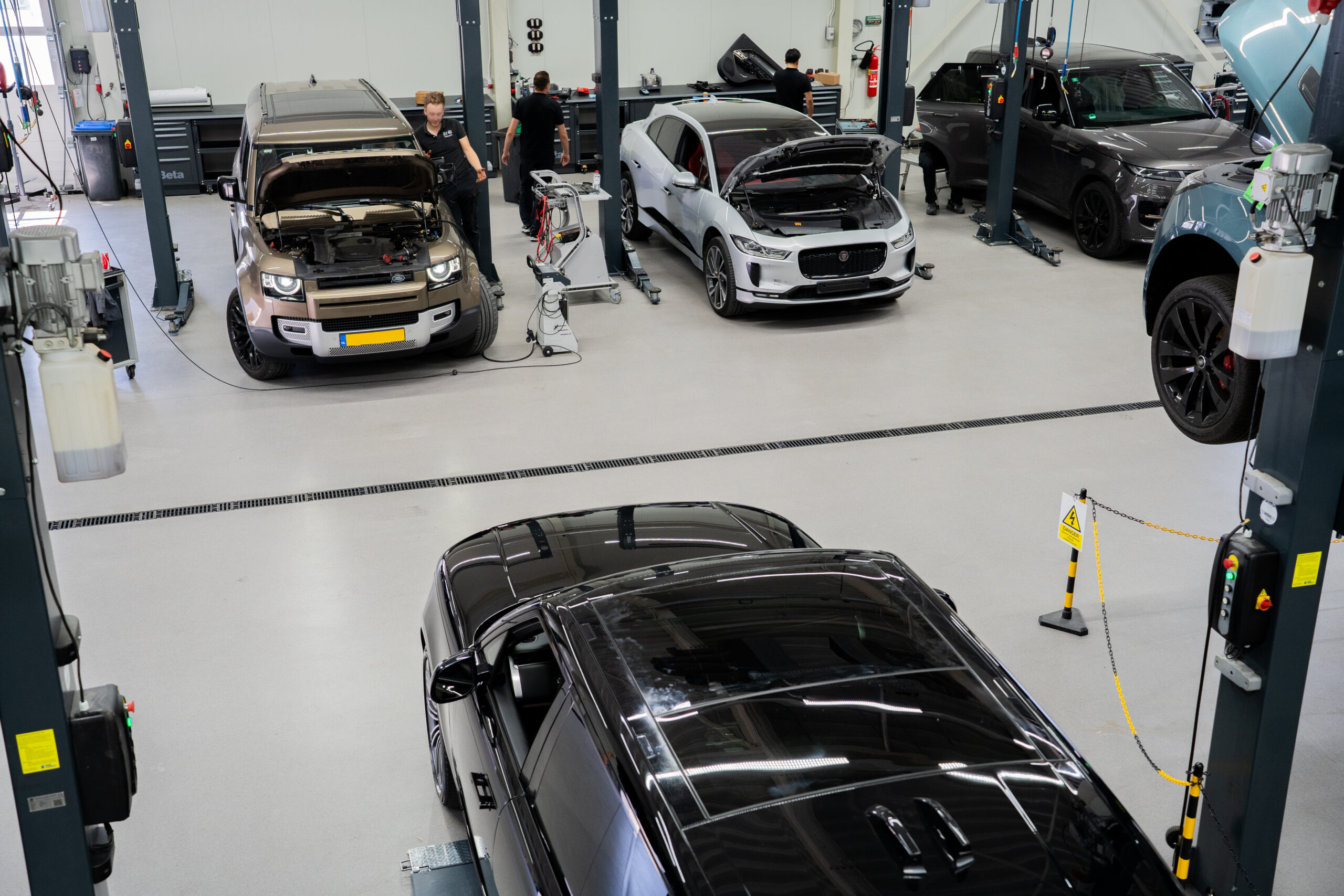 Oliebestendige garagevloer in een autowerkplaats