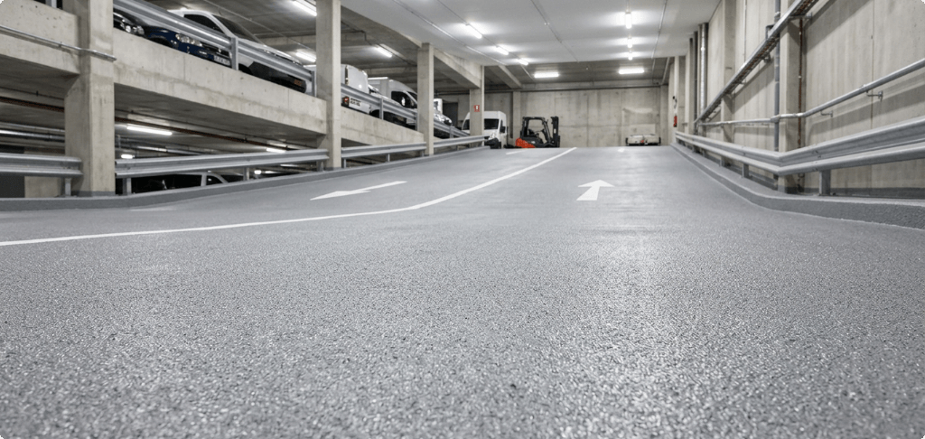 Slijtvaste antislip bedrijfsvloer aangelegd op een hellingbaan van een bedrijfspand Antislip bedrijfsvloer op hellingbaan