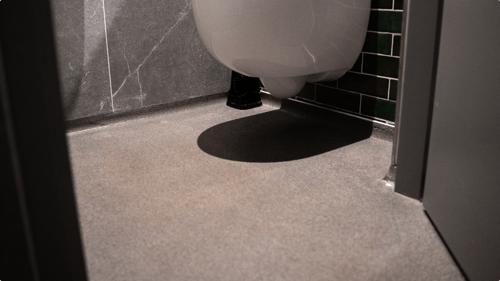 Donkere DuraQuartz troffelvloer in Mix 876 in een toiletruimte van Camping De Betteld