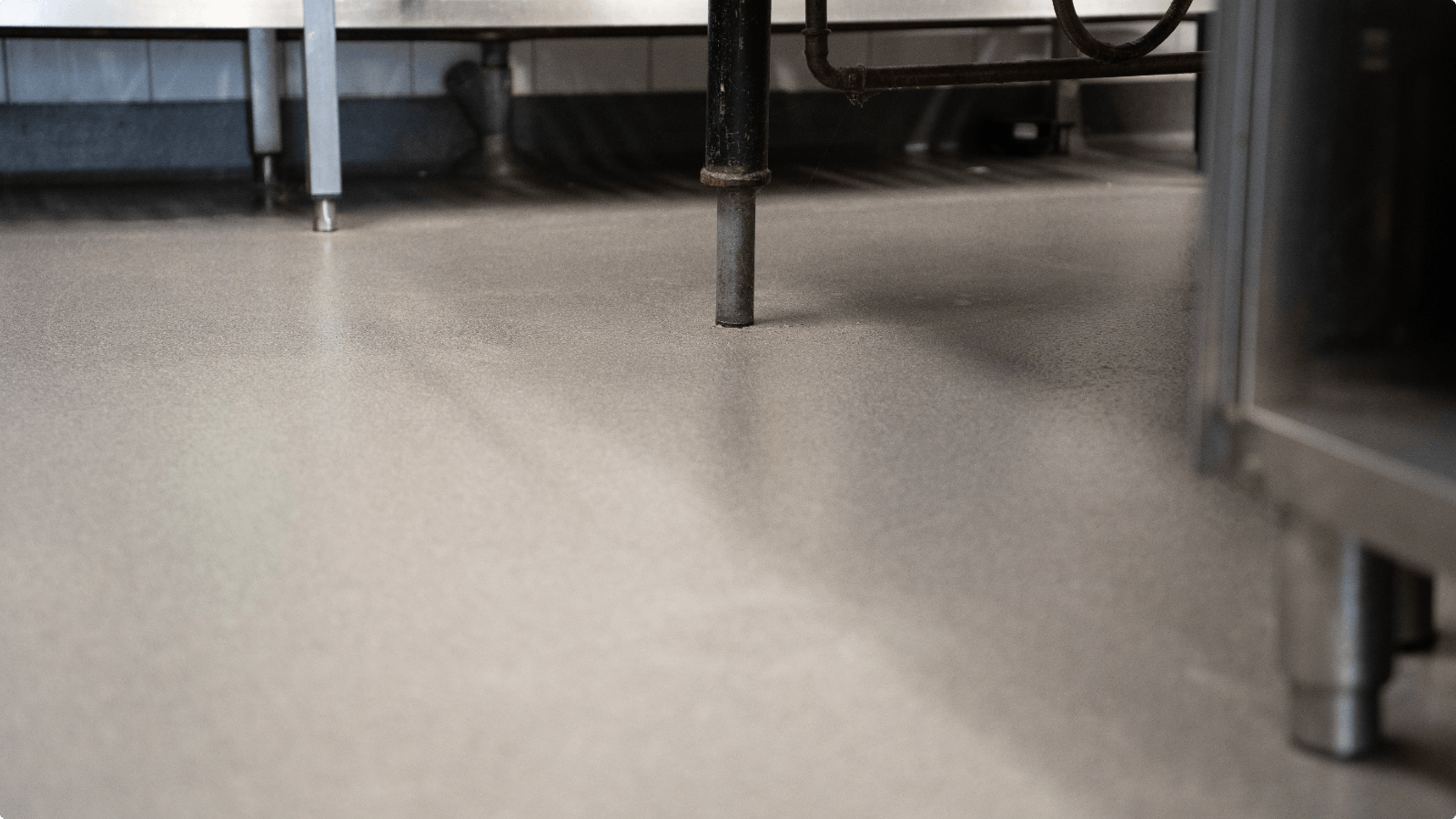 DuraQuartz troffelvloer in Mix 842 onder keukenapparatuur in de horecakeuken van De Betteld
