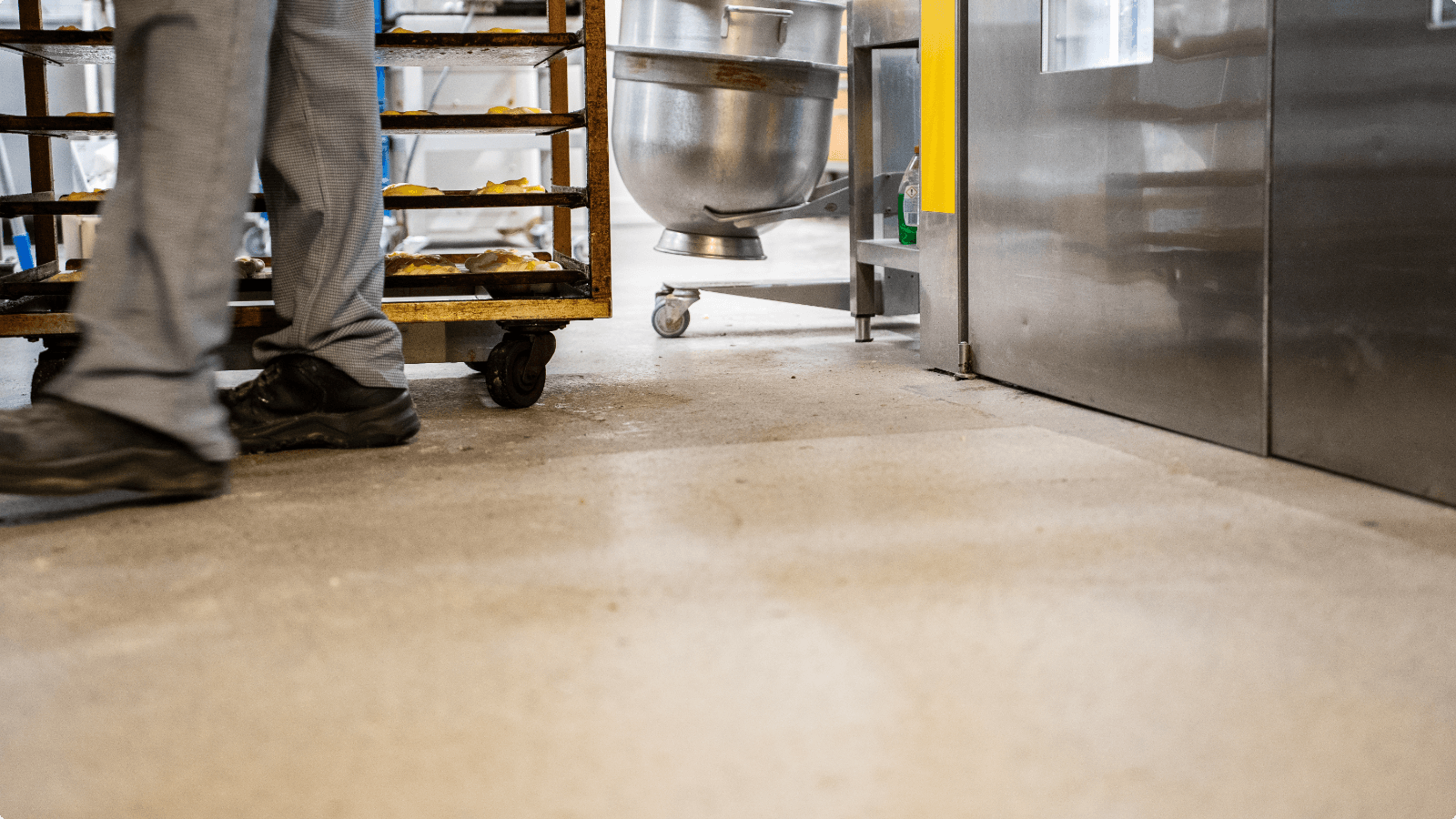 Naadloze DuraQuartz vloer in de bakkerij van Echte bakker Van der Veer bij de deegmenger