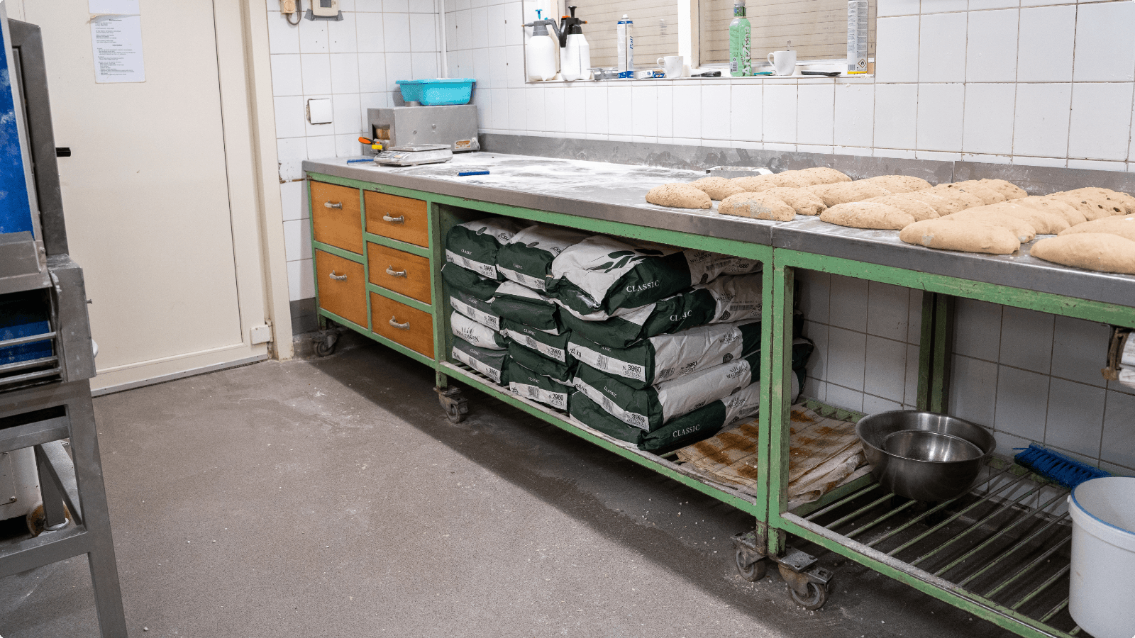 DuraQuartz Troffelvloer onder het werkblad met vers gerezen brood bij Echte bakker Van der Veer