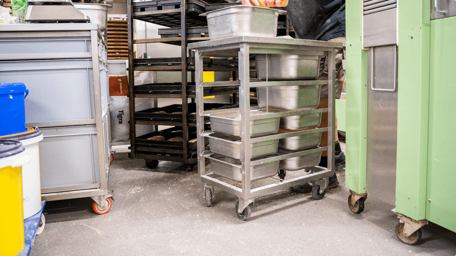Slijtvaste DuraQuartz vloer bij een transportkar in de bakkerij van Echte bakker Van der Veer