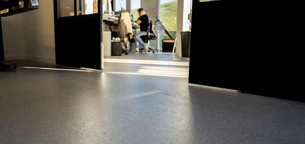 Korrelige structuur van een troffelvloer naast een gladde gietvloer