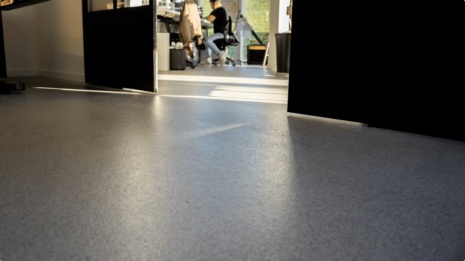Werkplekken in het kantoor van NDT.NU Huijskes met naadloze DuraQuartz troffelvloer