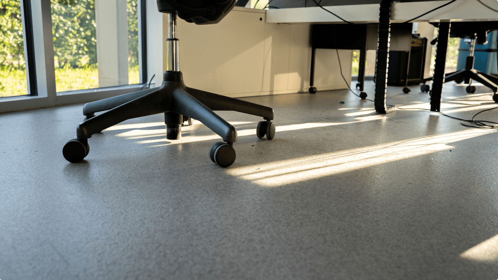 DuraQuartz troffelvloer in Mix 840 onder bureaus in het kantoor van NDT.NU Huijskes
