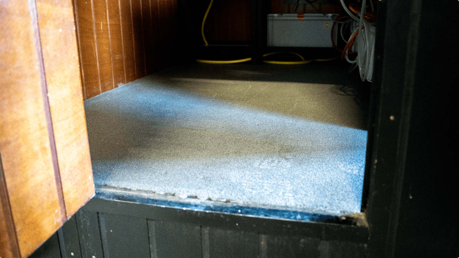 Slipvaste DuraQuartz troffelvloer in de mobiele bar van Feestkoning