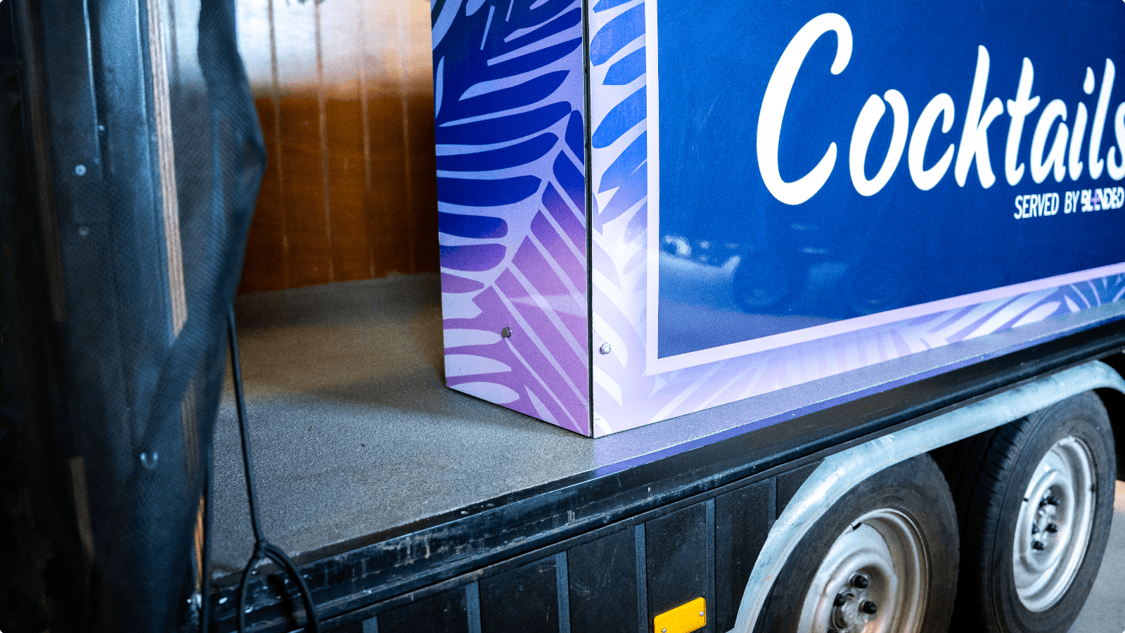 Aanhanger met mobiele cocktailbar van Feestkoning met DuraQuartz troffelvloer