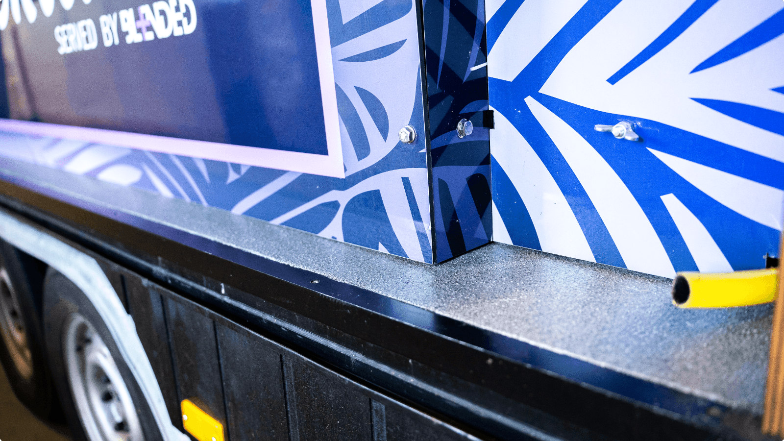 Detail van de afwerking van de DuraQuartz vloer langs de rand van de aanhanger