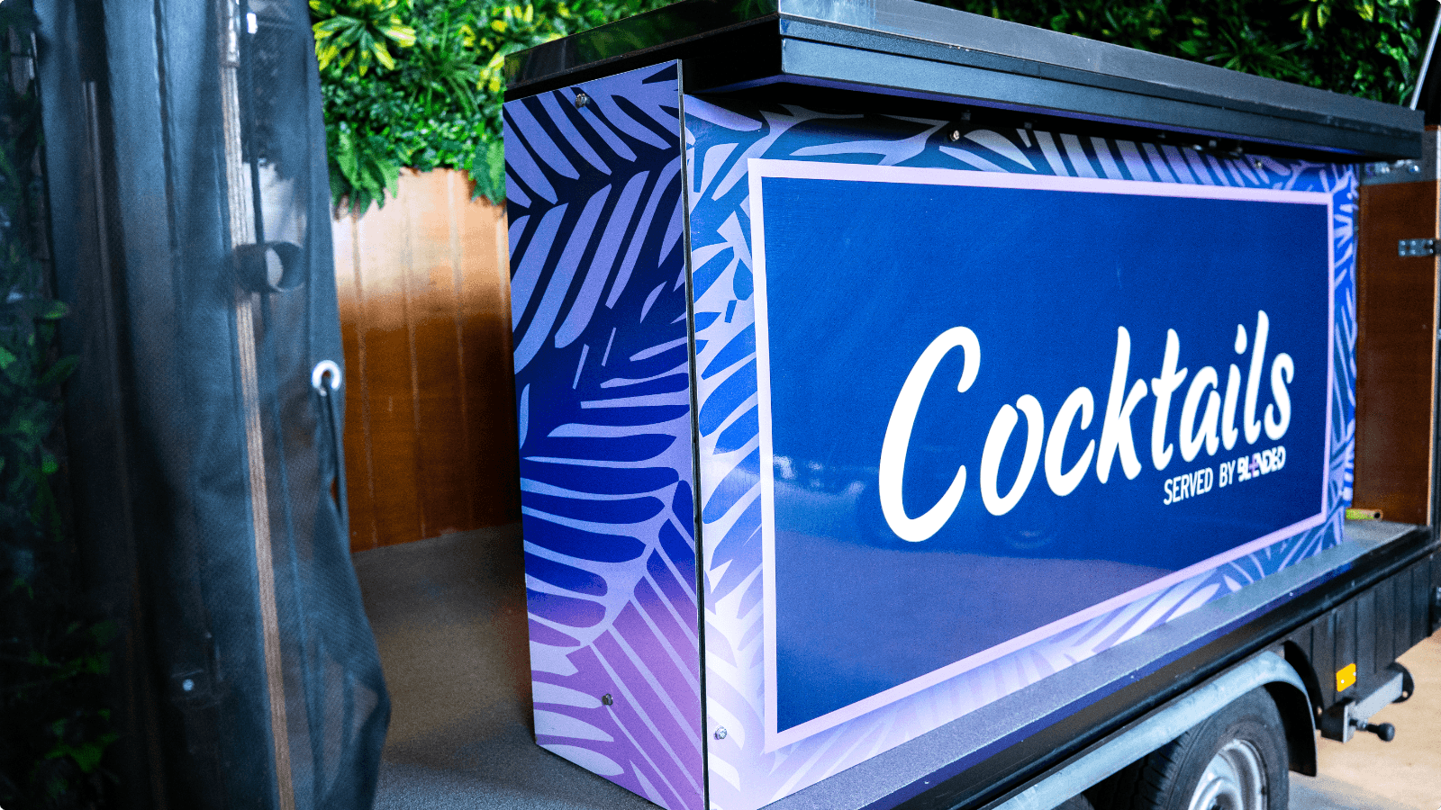 Mobiele cocktailbar van Feestkoning in een aanhanger met kwartsvloer