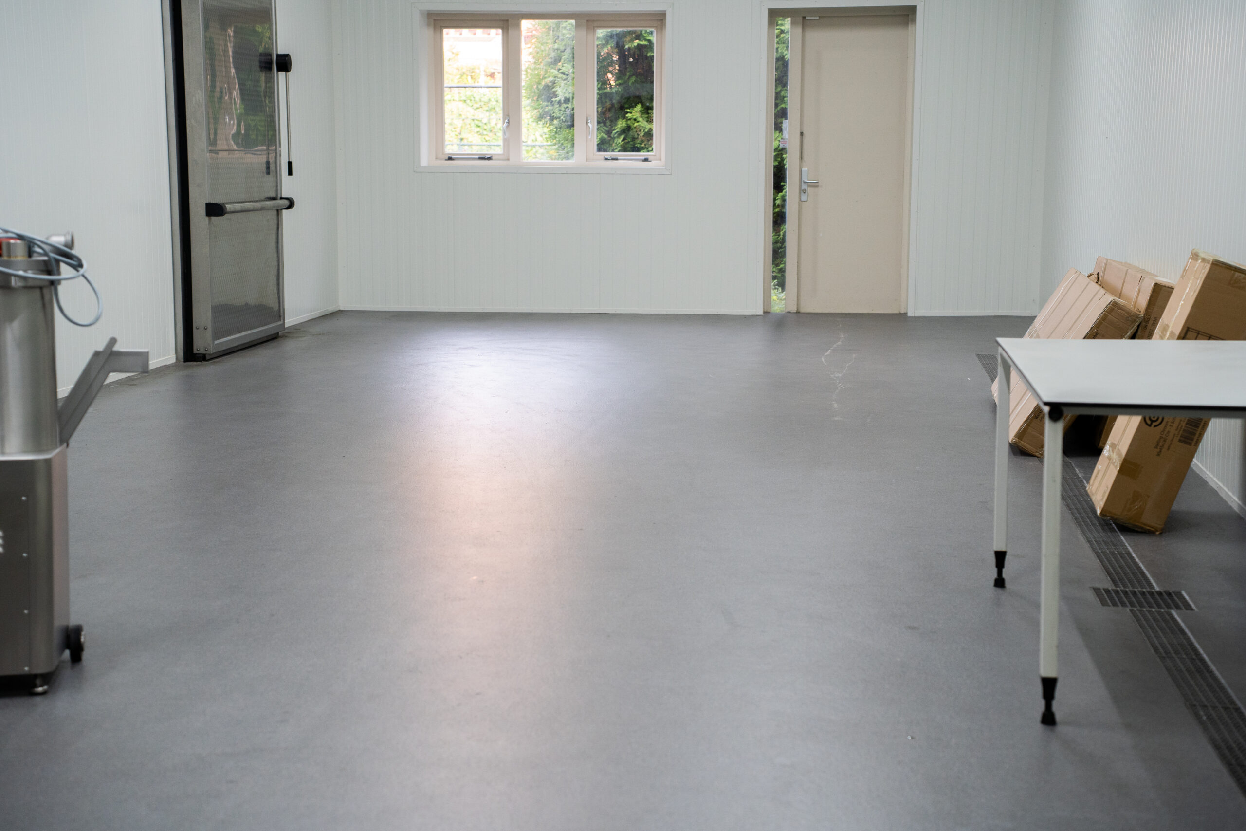 Productieruimte in de voedingsindustrie met een naadloze, hygiënische vloer van Smit Vloeren