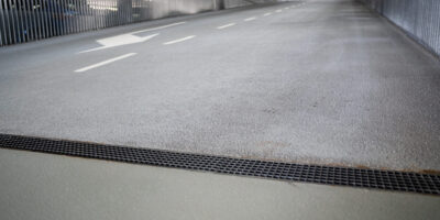 Hellingbaan coating Lijnafvoer tussen parkeerdek en hellingbaan met antislip coating