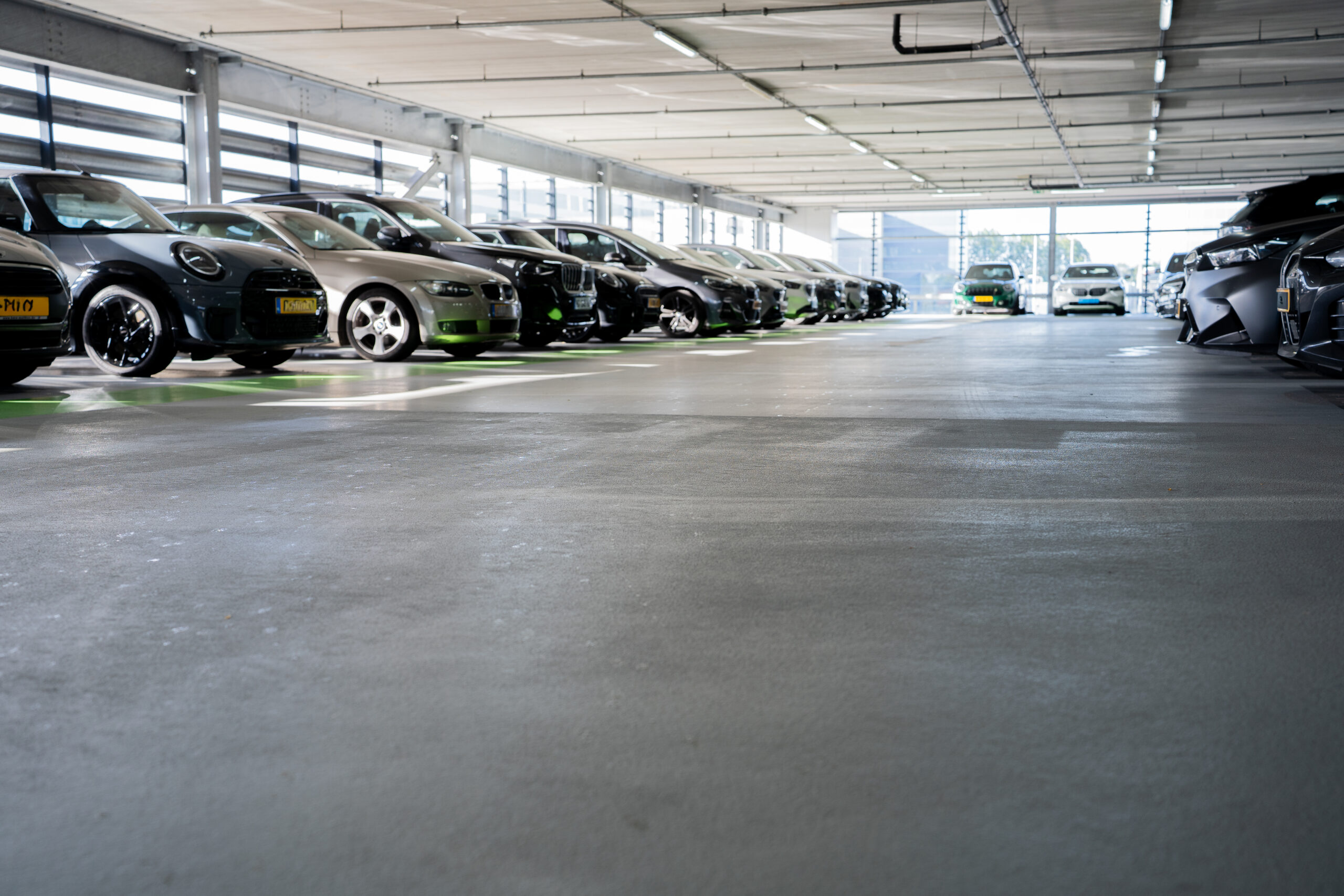 Parkeergarage vloer Rijbaan met parkeerdek coating in een parkeergarage