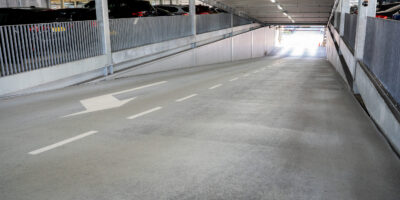 Antislip hellingbaan Hellingbaan in een parkeergarage met grijze antislip coating