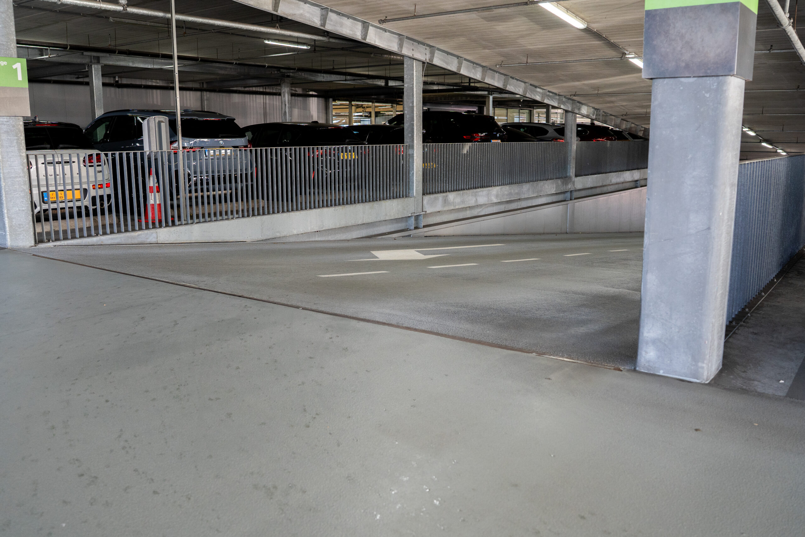 Overgang parkeerdek naar hellingbaan Overgang tussen glad gecoat parkeerdek en ruwe antislip hellingbaan met stalen profiel en etagemarkering 1