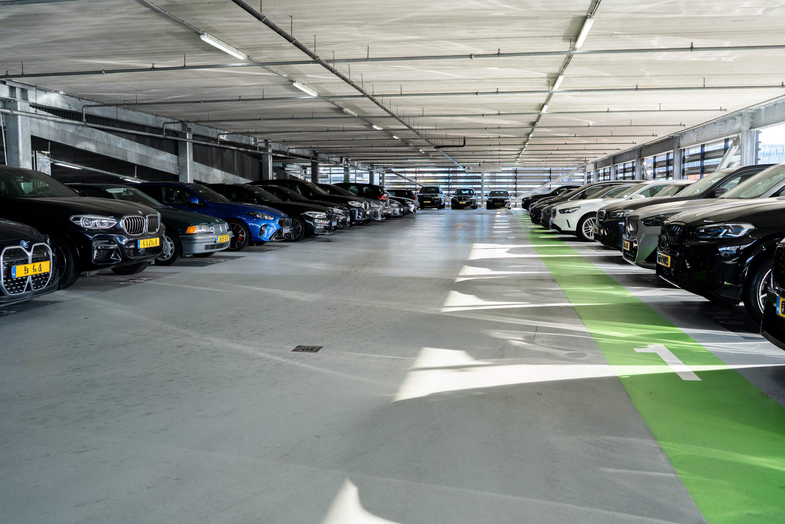 Parkeerdek coating Parkeergarage met grijze parkeerdek coating en groene looproute