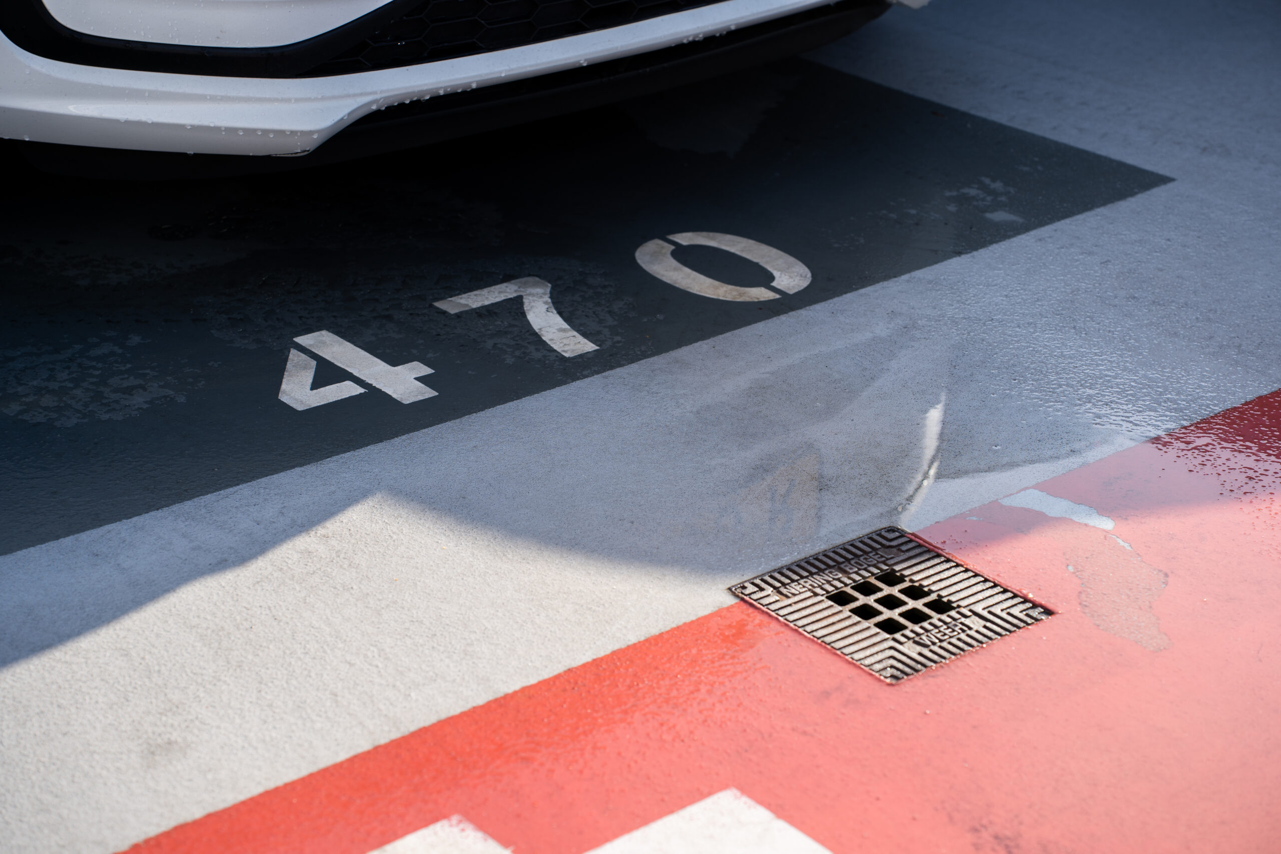 Parkeerdek coating Parkeerdek coating met vakmarkering en looproute