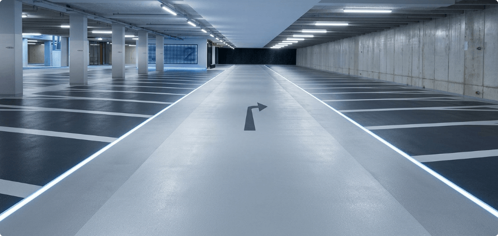 Waterdichte bedrijfsvloer op parkeerdek Waterdichte antislip bedrijfsvloer op een parkeerdek, bestand tegen verkeer