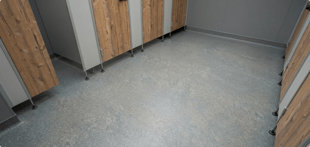 Hygiënische antislip bedrijfsvloer in sanitaire ruimte, waterdicht afgewerkt