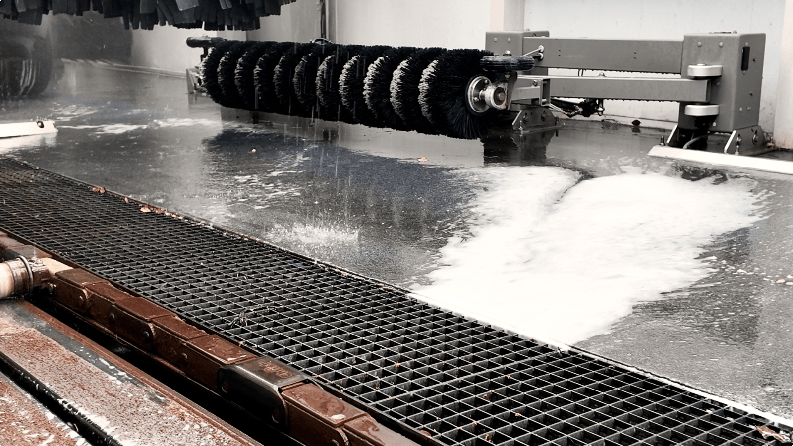 Duraquartz Torffelvloer in de wasstraat van TipTop Carwash met schuim en waterafvoer via metalen rooster