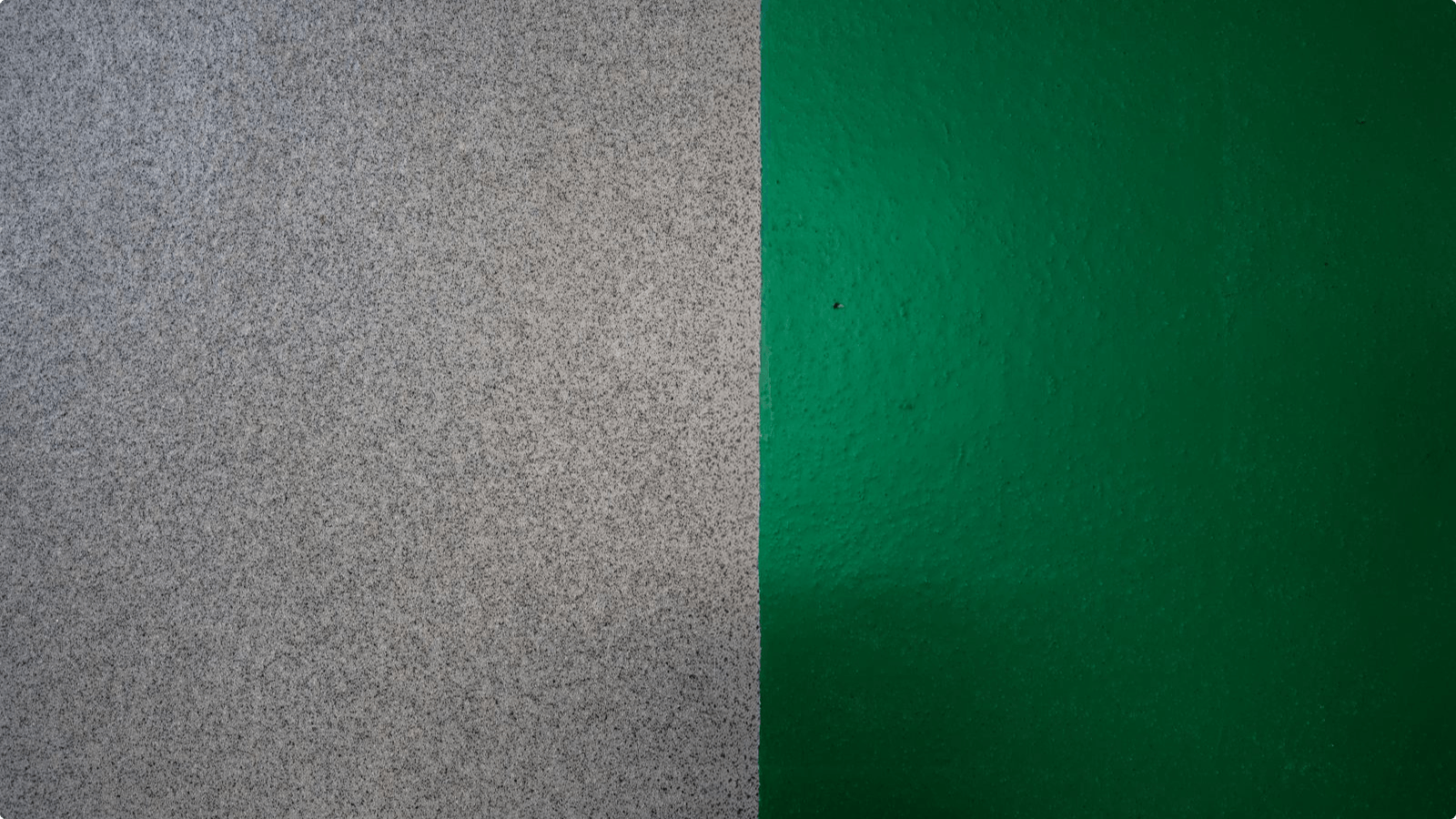 Detail van de kwartsstructuur van DuraQuartz Mix 840 naast een groene markering