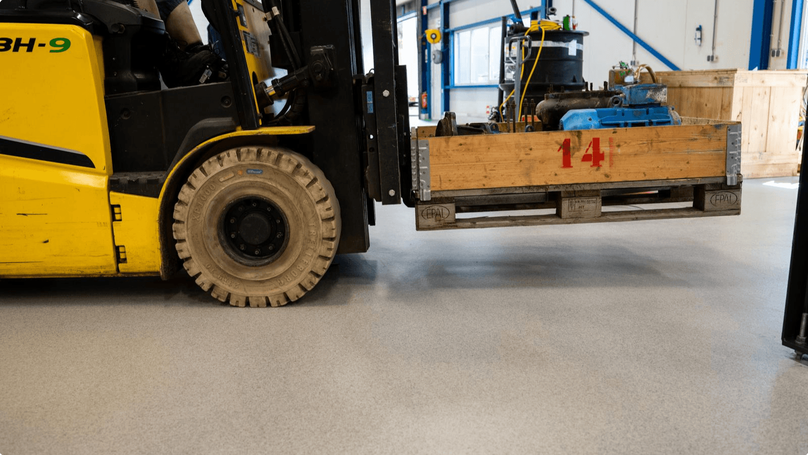 Heftruck met pompenonderdelen op de DuraQuartz troffelvloer van Distrimex