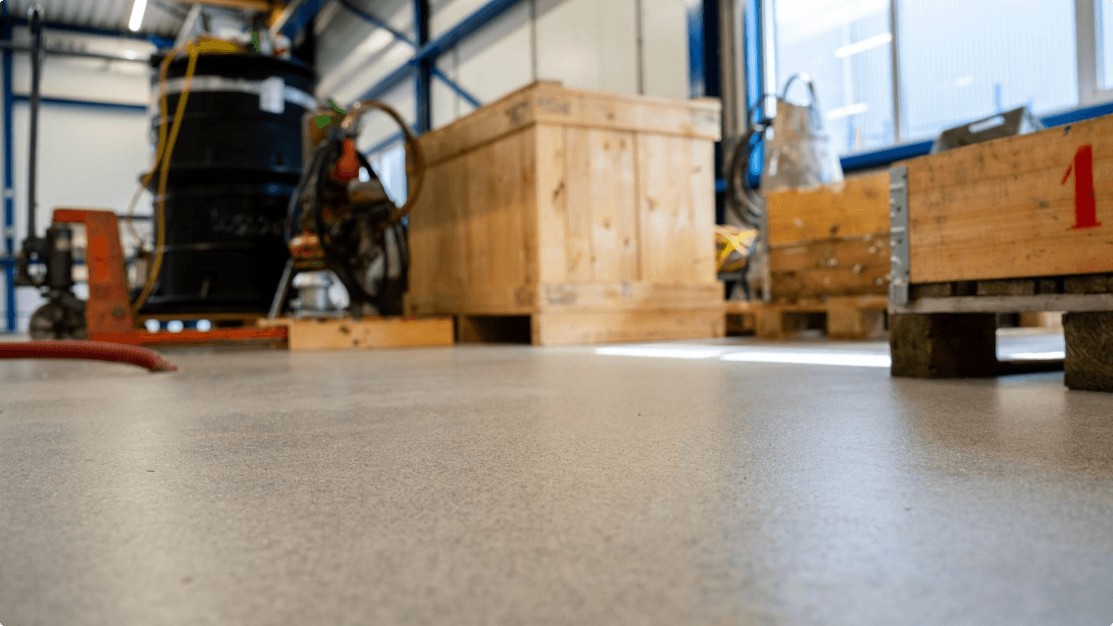 Slijtvaste DuraQuartz troffelvloer in de pompenwerkplaats van Distrimex Pompen & Service