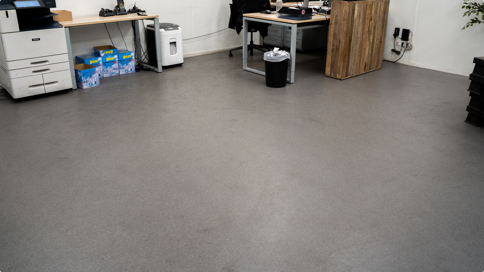 Werkplek met printer op de DuraQuartz troffelvloer van Gietburg in Duiven