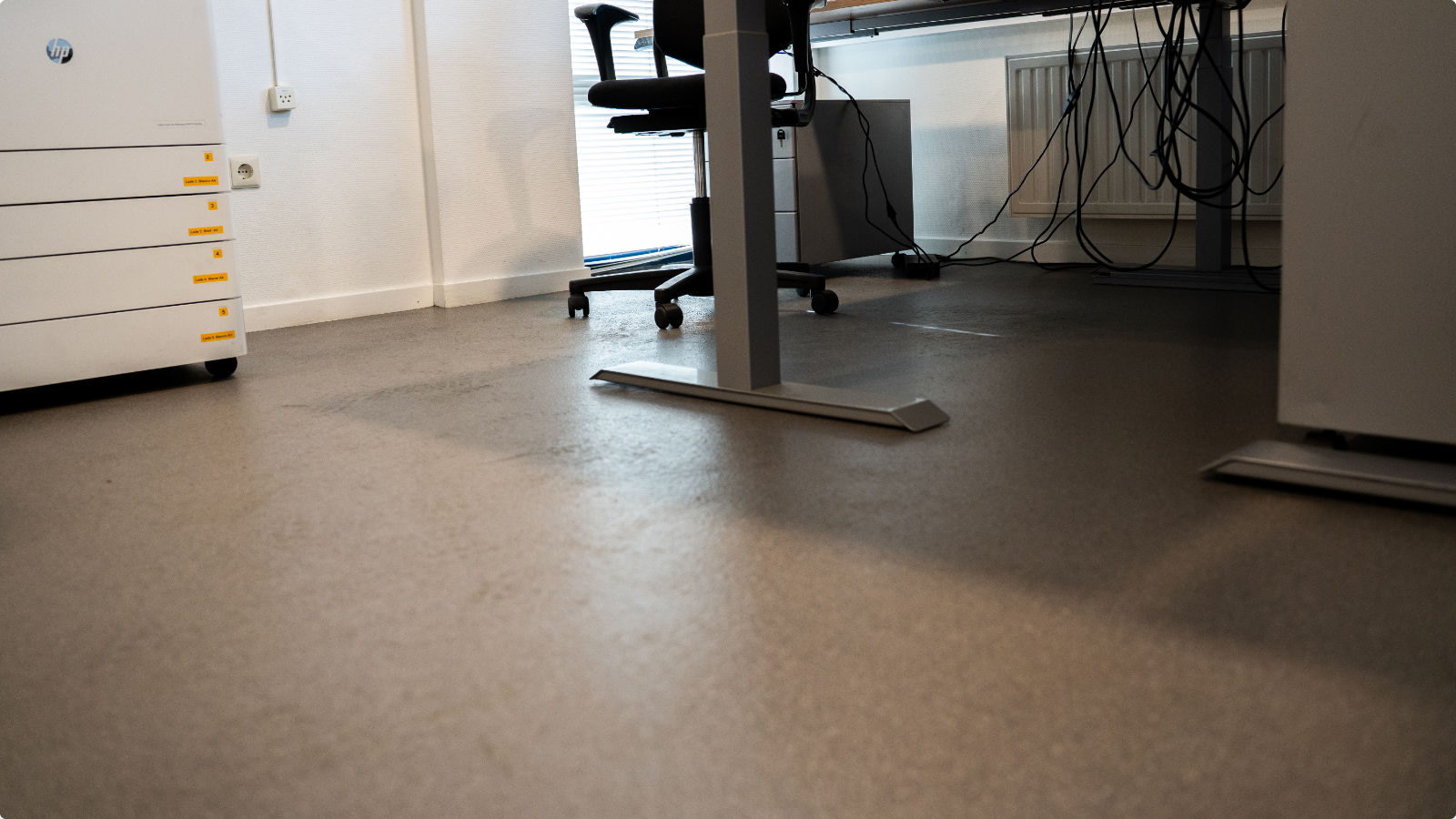 DuraQuartz troffelvloer bij de werkplekken van Gietburg