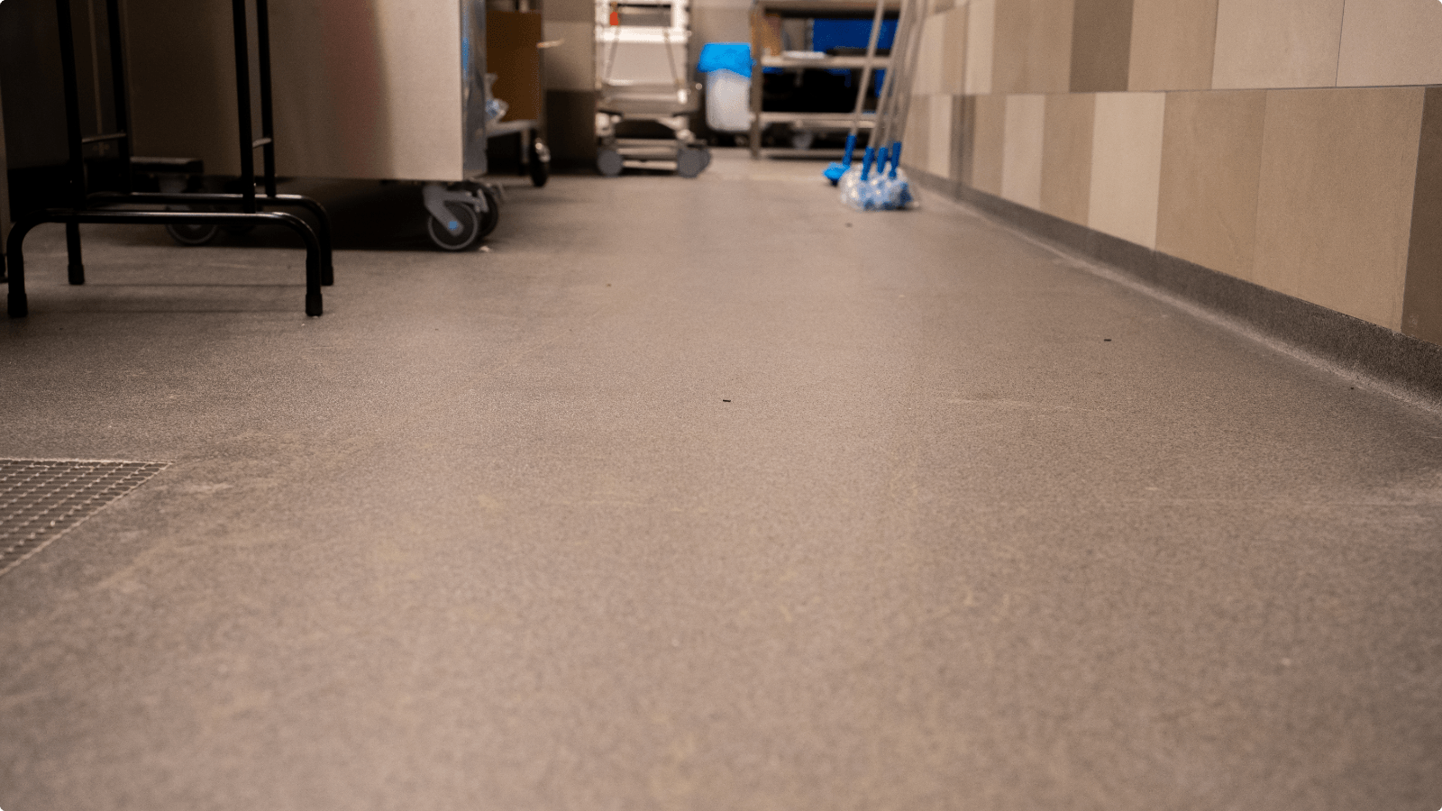 DuraQuartz troffelvloer in Mix 870 in de restaurantkeuken van Intratuin Duiven