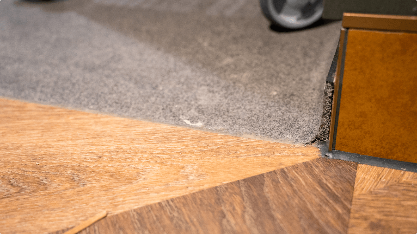 Aansluiting van de kwartsvloer op de houten vloer bij de bar van Intratuin Duiven