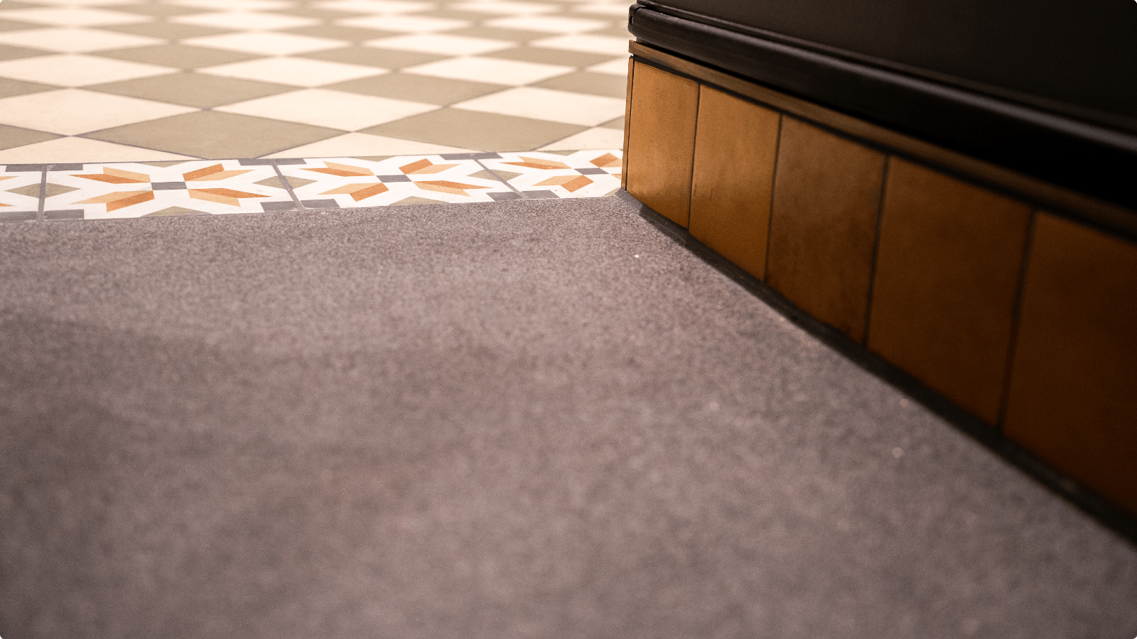 DuraQuartz troffelvloer achter de bar sluit aan op de decoratieve vloertegels van het restaurant