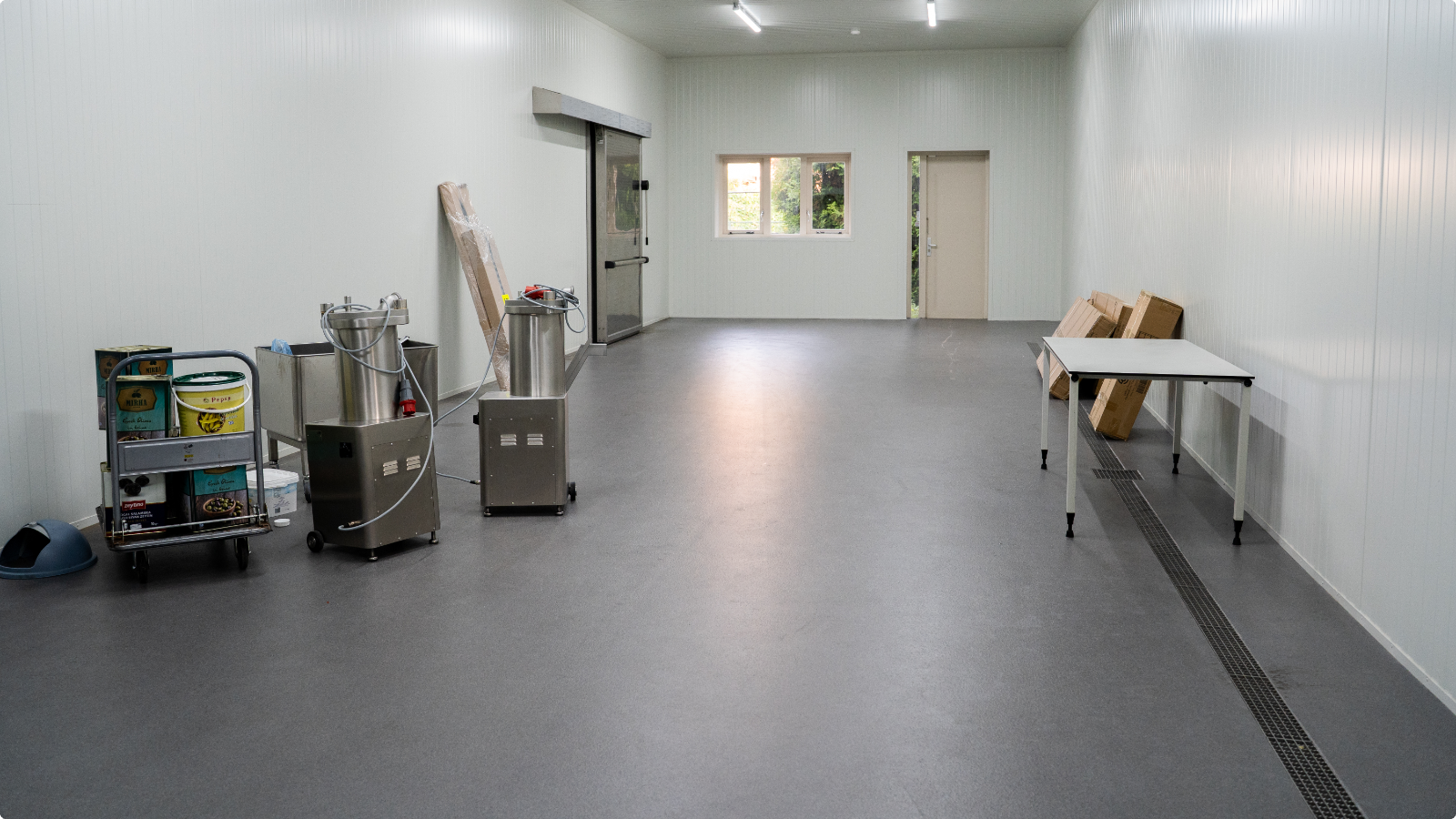 Grijze DuraQuartz troffelvloer in de productieruimte van Mirha Delicatessen