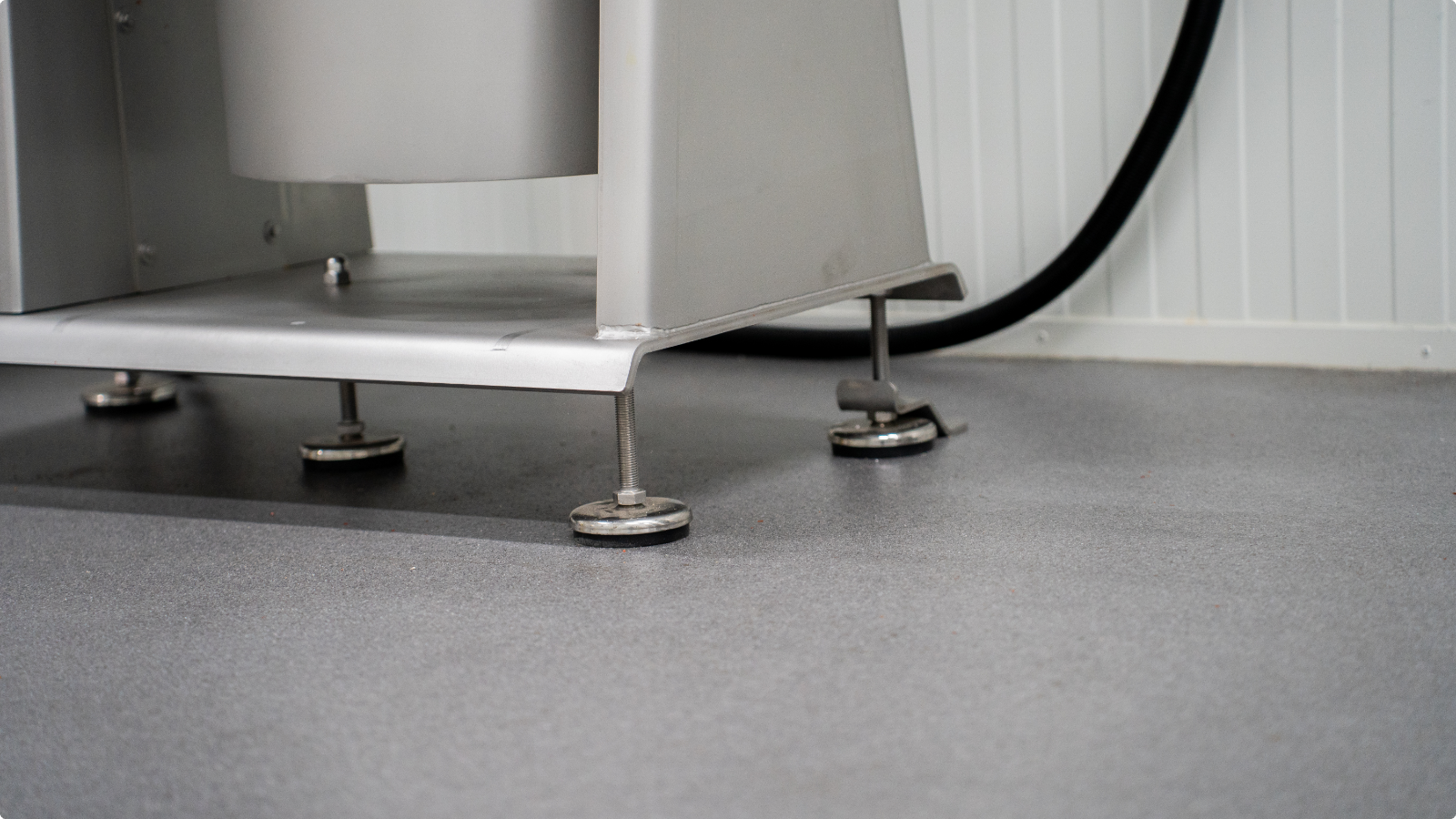 RVS machine op de DuraQuartz vloer in de productieruimte van Mirha Delicatessen