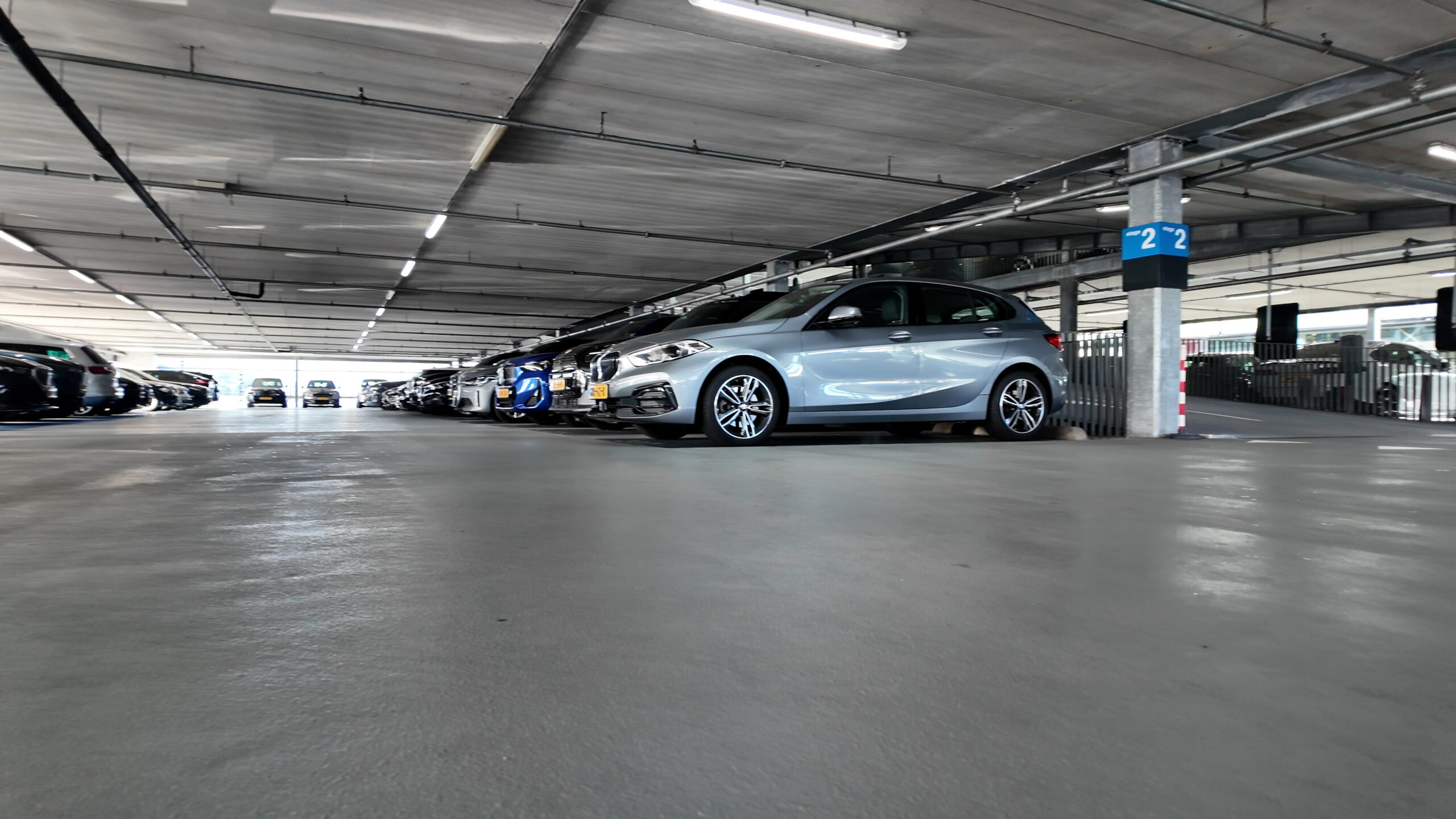 Gerenoveerd parkeerdek met een naadloze, slijtvaste vloer