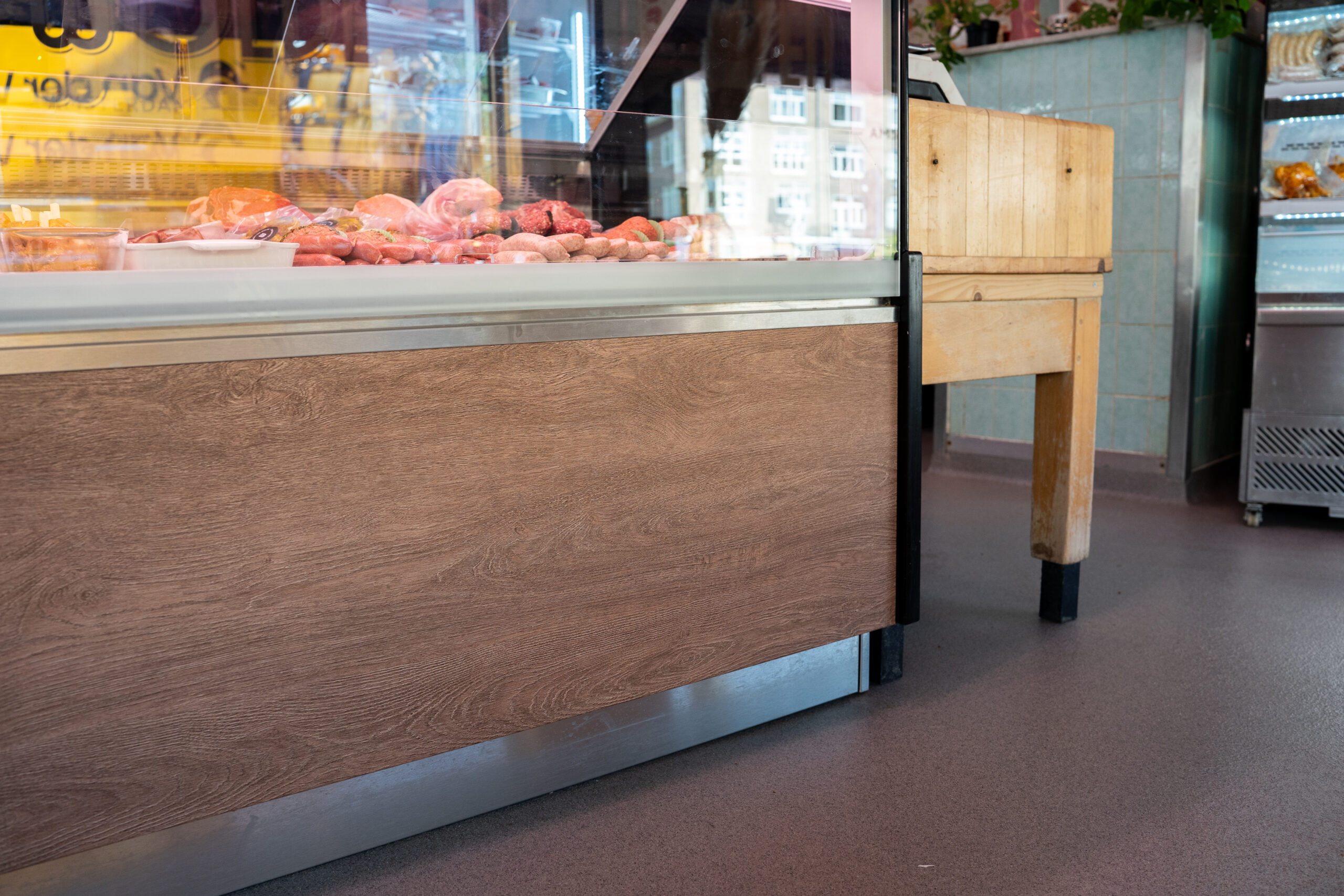 Slagerijvloer bij de vleesvitrine, gelegd na een vloerinspectie