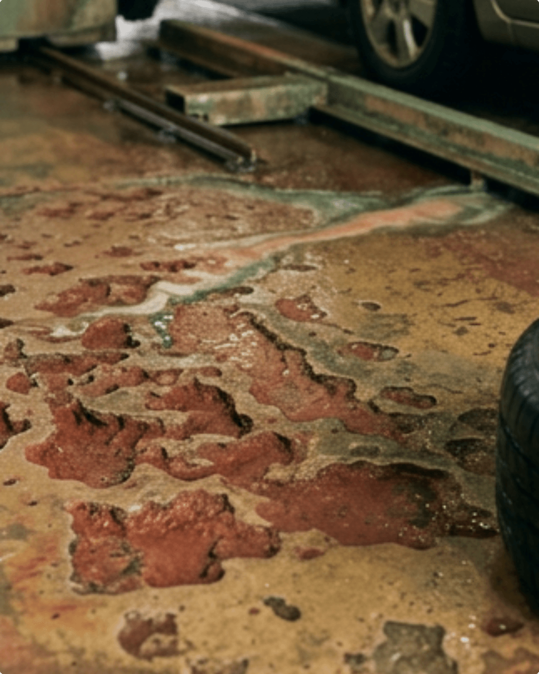 Uitgevreten betonvloer in een wasstraat die toe is aan een nieuwe carwash vloer